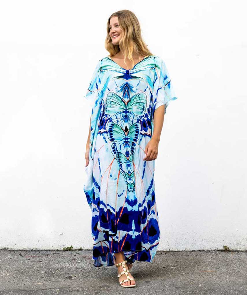 With its soft, smooth fabric and loose, airy cut, this stylish and casual caftan adapts to and flatters all body shapes.