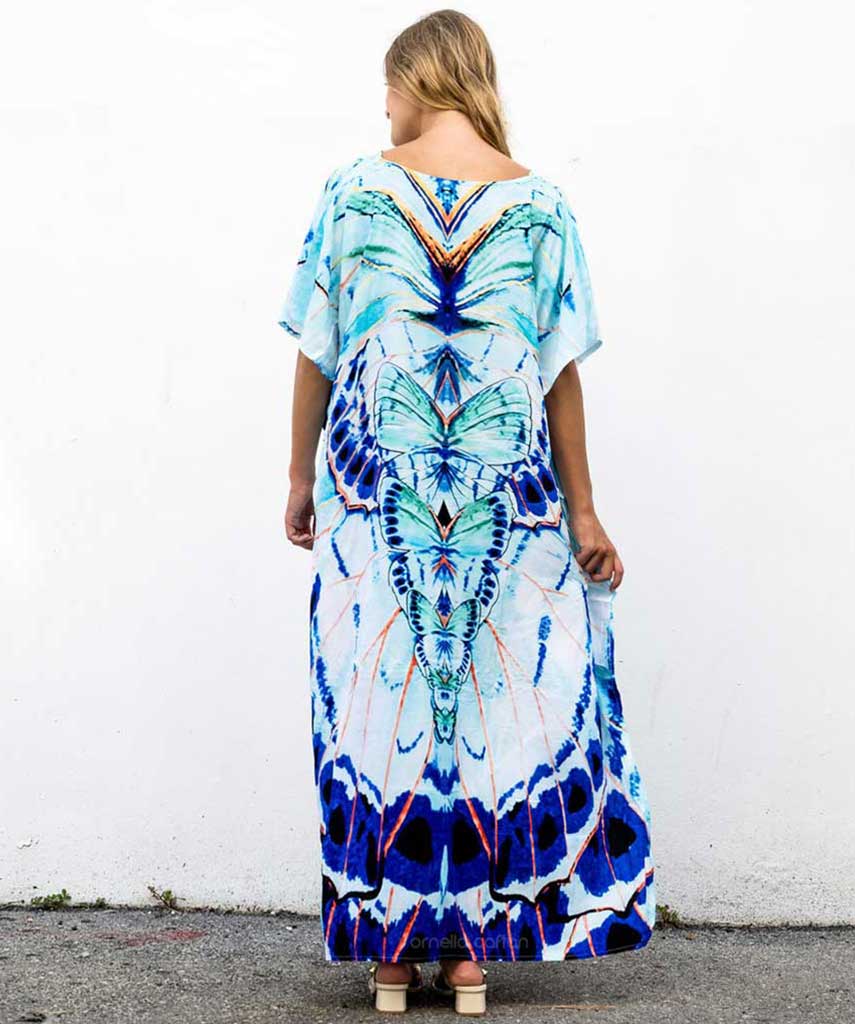 With its soft, smooth fabric and loose, airy cut, this stylish and casual caftan adapts to and flatters all body shapes.