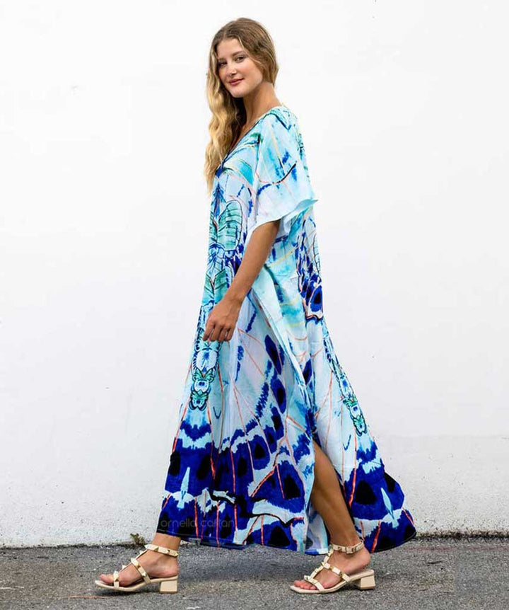 With its soft, smooth fabric and loose, airy cut, this stylish and casual caftan adapts to and flatters all body shapes.